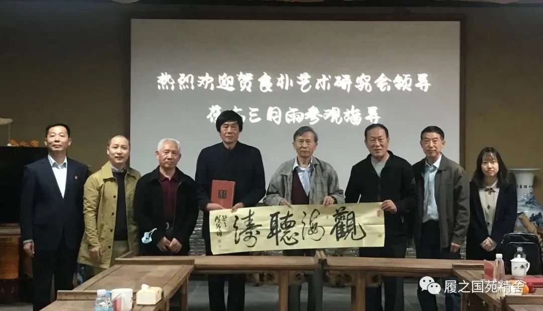 贺伟国会长向李迎玉总裁赠送墨宝 贺伟国会长向李迎玉总裁赠送墨宝